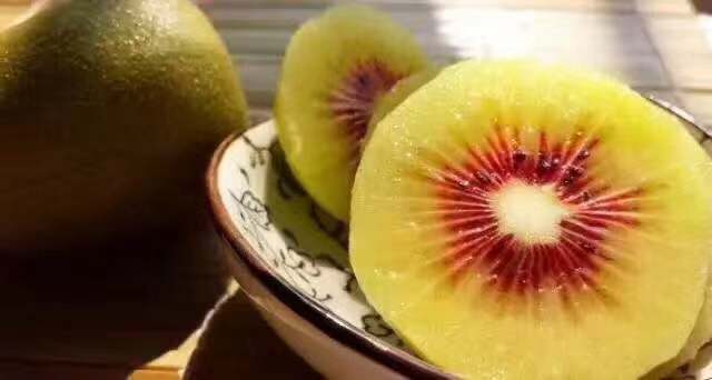 投资种植红心猕猴桃每亩成本大概是多少?收益效益如何？能不能赚钱？