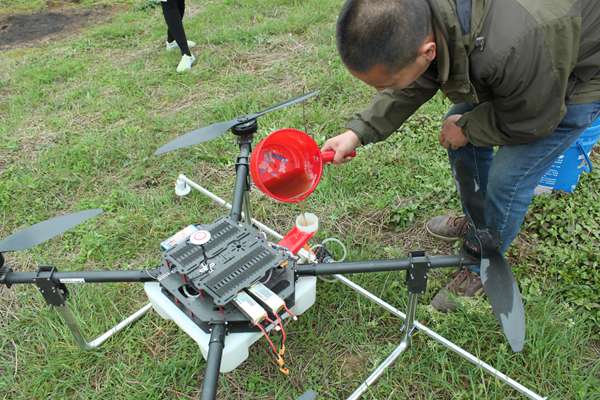 大疆 T10 农业无人飞机猕猴桃授粉案例:7 小时 200 亩,远超人工